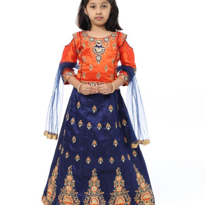 Traje indú naranja con azul, India, culturas