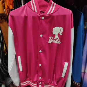 Chaqueta estilo beisbol de Barbie, suetas, abrigos